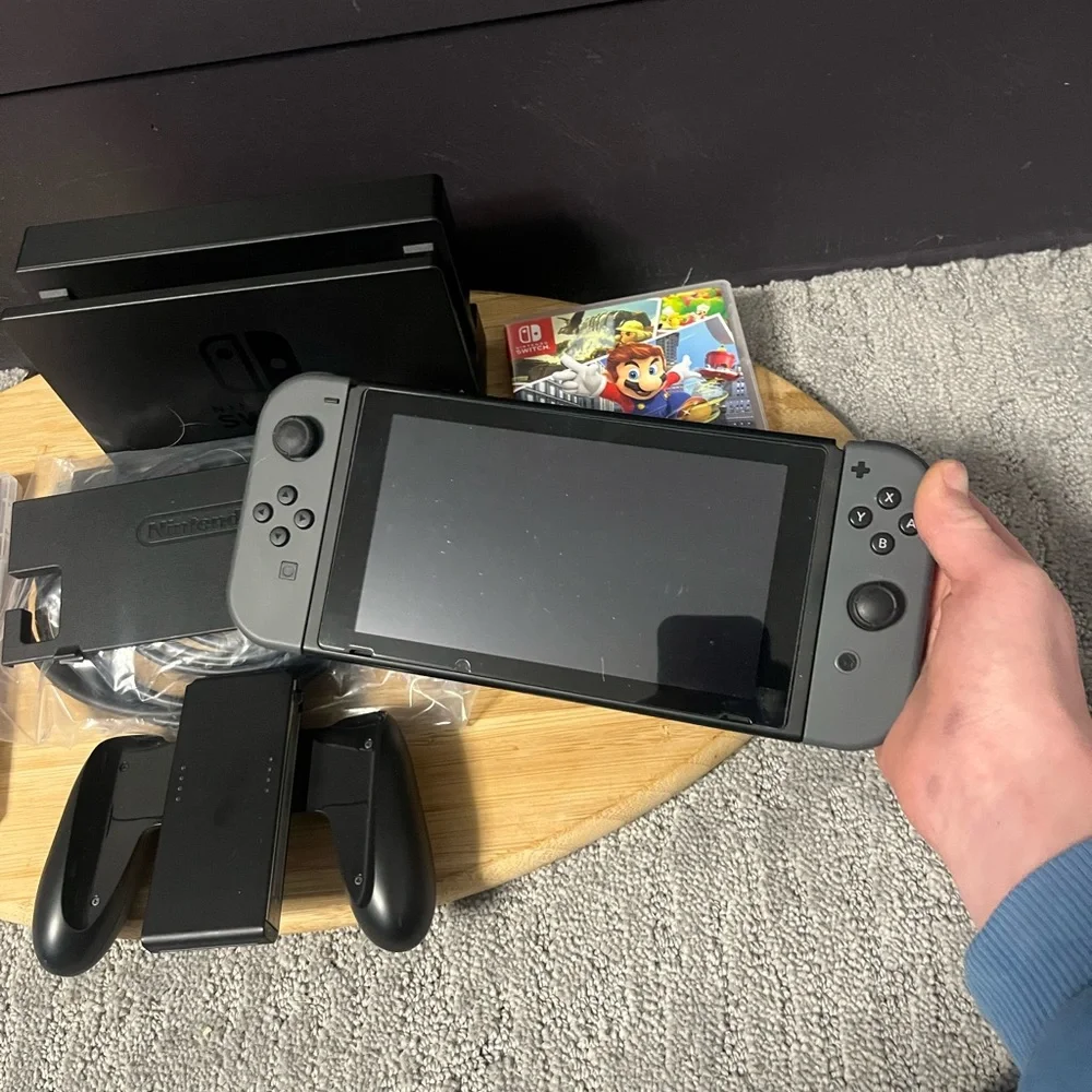 WORKING Nintendo Switch Console Bundle in Gray with DOOM & Super Mario Odyssey